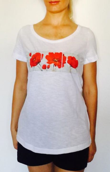 maglietta stampata in digitale con papaveri rossi